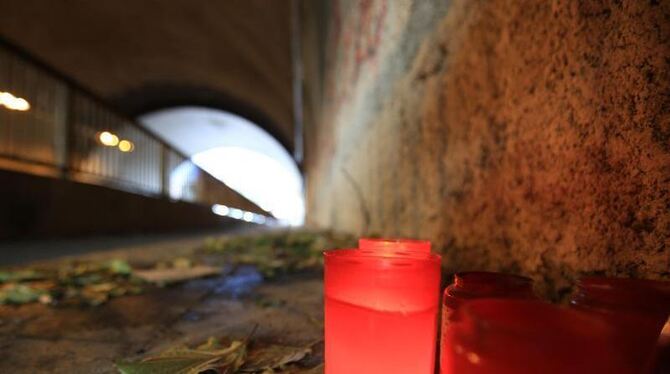 Gedenken am Tatort: Eine Kerze brennt in einer Unterführung in Köln - hier starb ein Obdachloser. Foto: Oliver Berg