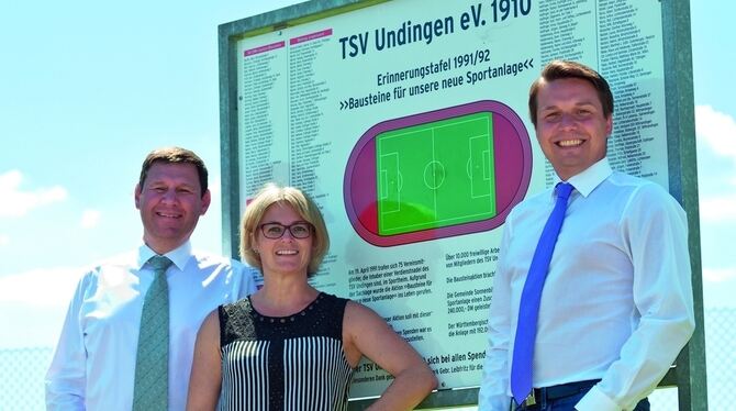 Vorstände Martin Vöhringer (links) und Manuel Hailfinger mit Geschäftsführerin Bettina Grauer vor der Erinnerungstafel für die Vorstände Martin Vöhringer (links) und Manuel Hailfinger mit Geschäftsführerin Bettina Grauer vor der Erinnerungstafel für die