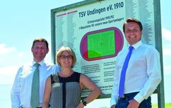 Vorstände Martin Vöhringer (links) und Manuel Hailfinger  mit  Geschäftsführerin Bettina Grauer vor der Erinnerungstafel für die