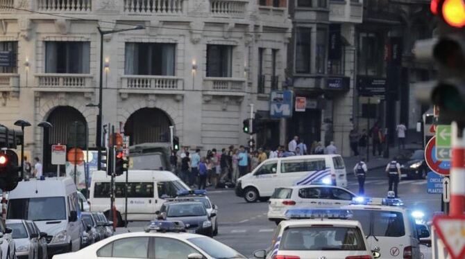 Polizeifahrzeuge vor dem Bahnhof Central: Nach einer Explosion wurde der Brüsseler Bahnhof geräumt. Foto: Thierry Roge