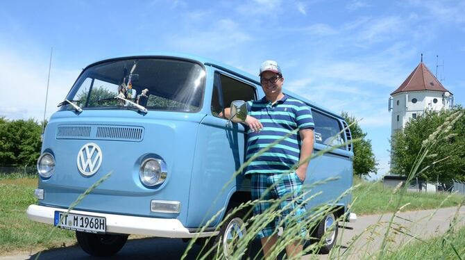 Marcel Messmer mit seinem Bulli. Die Baureihe T2a wurde nur kurz produziert. Gerade deshalb ist sie begehrt.