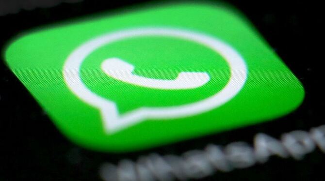 Das Logo der Messenger-App WhatsApp ist auf dem Display eines Smartphones zu sehen.