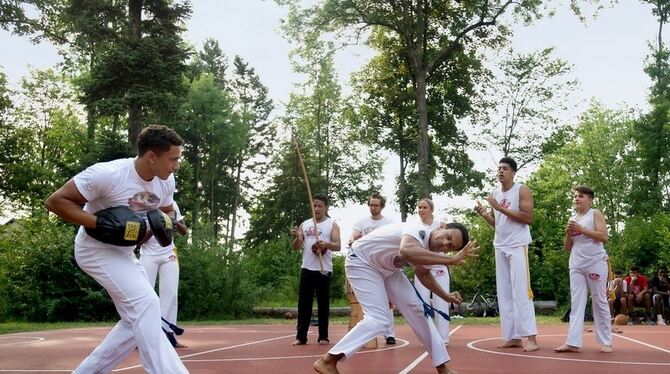 Die Jugendlichen aus Orschel-Hagen zeigten in einer mitreißenden  Capoeira-Show, dass sie in Sachen  Kondition und Akrobatik ext