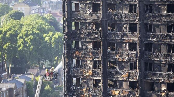 Die geschwärzte Fassade des ausgebrannten Grenfell Tower in London. Foto: Rick Findler/PA Wire