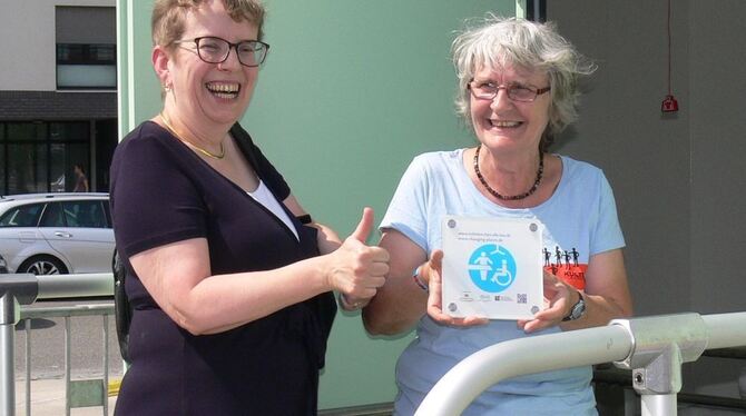 Freuen sich über den behindertengerechten Toilettencontainer: Jutta Pagel-Steidl (Behindertenverband) und Rosemarie Henes (Leben