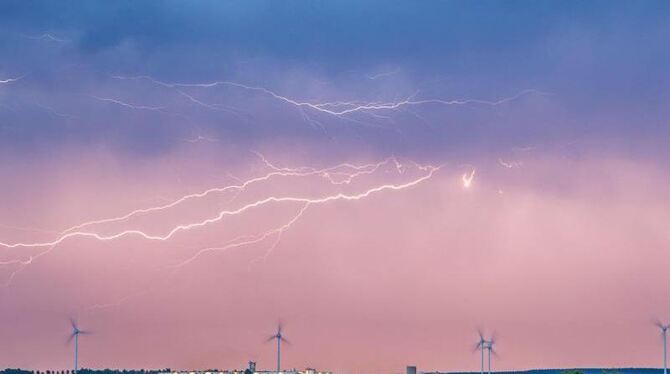Blitze zucken am Donnerstag im Erzgebirge bei Annaberg-Buchholz in Sachsen über den Himmel. Foto: Andre März