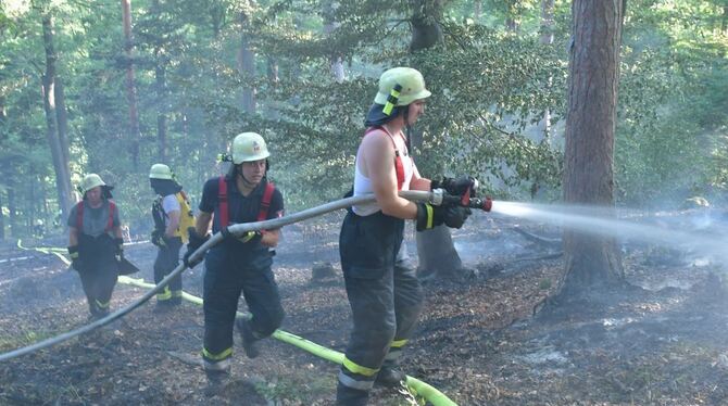 Schweißtreibende Schwerarbeit bei 30 Grad für über 120 Feuerwehrhelfer.