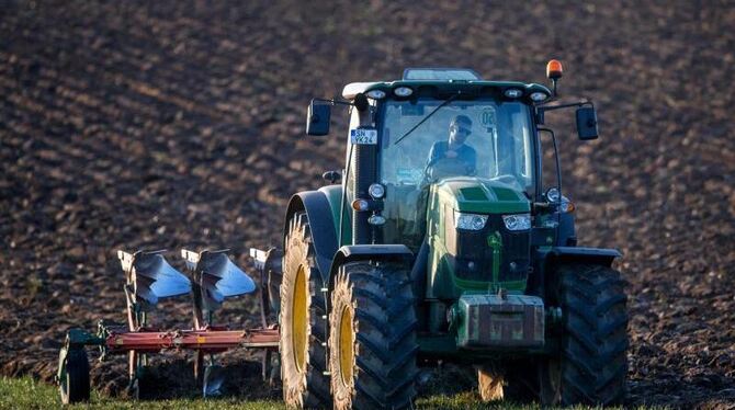 Ein Traktor auf einem Acker in Mecklenburg-Vorpommern. Bei Deutschlands Bauern wächst wieder die Zuversicht. Foto: Jens Büttn