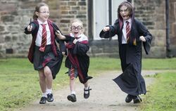 Als Harry Potter haben sich viele Kinder am 23.06.2017 in Bolton (Großbritannien) verkleidet, um einen Weltrekord im Guiness Buc