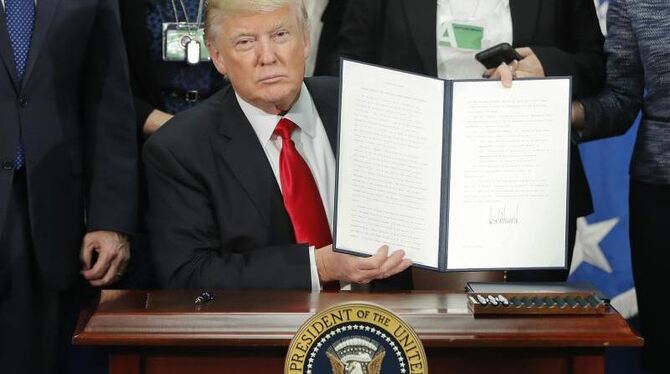 Januar 2017: US-Präsident Donald Trump hält ein Dekret für Maßnahmen zur Begrenzung der Einwanderung und dem Bau einer Grenzm