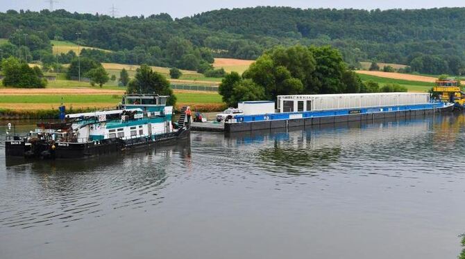 Die Schubboote »Ronja« (hinten) und »Edda« legen in Obrigheim mit einem mit drei Castoren beladenen Transportschiff (Mitte) v Die Schubboote »Ronja« (hinten) und »Edda« legen in Obrigheim mit einem mit drei Castoren beladenen Transportschiff (Mitte) v