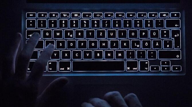 Die beleuchteten Tasten eines Laptop. Foto: Silas Stein