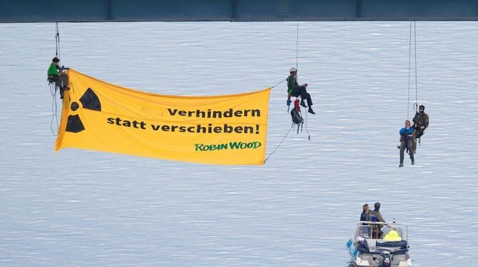 Atomkraftgegner der Umweltschutzorganisation »Robin Wood« hängen in Bad Wimpfen an einer Brücke über dem Neckar.