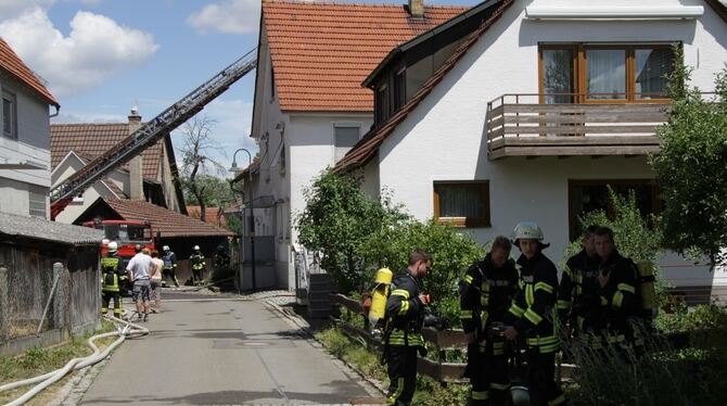 Der Dachstuhl des Gebäudes wurde trotz des schnellen Feuerwehreinsatzes völlig zerstört.