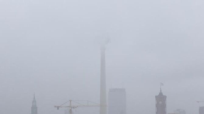 Heftige Regenfälle verdecken die Sicht auf den Berliner Fernsehturm. Foto: Wolfgang Kumm