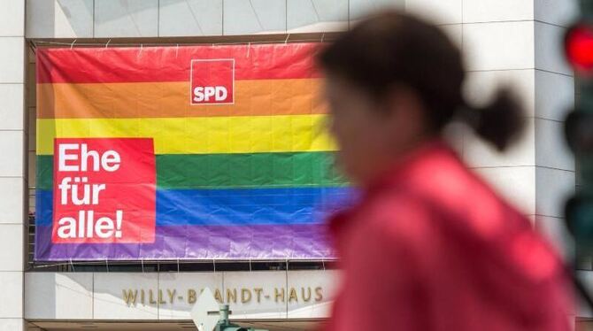 »Ehe für alle!«: Eine Regenbogenfahne hängt über dem Eingang zur SPD-Parteizentrale im Willy-Brandt-Haus in Berlin. Foto: Mon