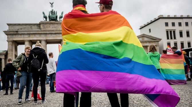 Menschen freuen sich in Berlin über die Ehe für alle.