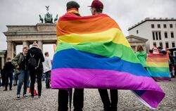 Menschen freuen sich in Berlin über die Ehe für alle.