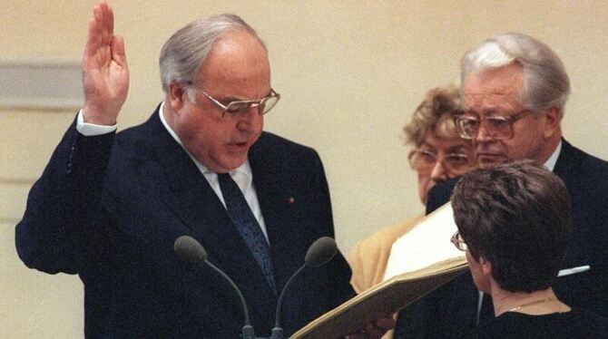 Helmut Kohl wird am 17. Januar 1991 von der damaligen Bundestagspräsidentin Rita Süssmuth im Bundestag in Bonn vereidigt. Fot