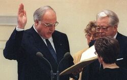Helmut Kohl wird am 17. Januar 1991 von der damaligen Bundestagspräsidentin Rita Süssmuth im Bundestag in Bonn vereidigt. Fot