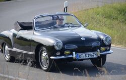 Hier ist Mann und Maus aus dem Jahr 1967: Oliver Brendle und sein Volkswagen Karmann-Ghia Cabrio. Das seltene Exemplar gibt es f