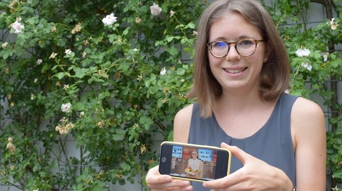 »So sah ich mit Kochschürze und Zutaten in der Fernsehküche aus«, erinnert sich Anna Fröhlich im GEA-Redaktionsgarten. FOTO: RIT