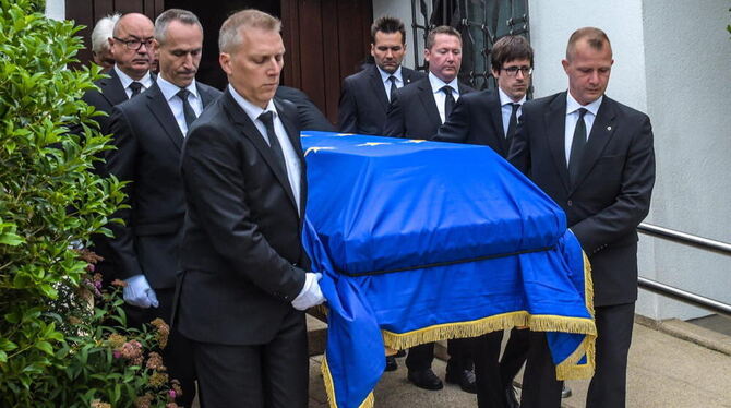 xDer mit einer Europaflagge bedeckte Sarg des Altkanzlers Helmut Kohl wird aus dessen Haus in Ludwigshafen-Oggersheim getragen.