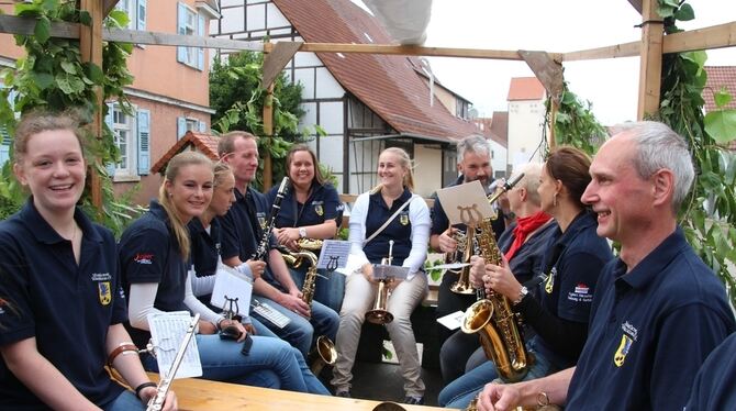Gut gelaunt durchs Dorf: Der Musikverein Kusterdingen lockte mit Musik die Bewohner aus den Häusern.