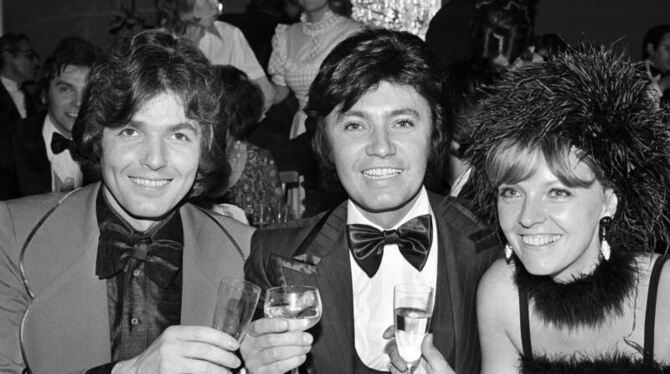 Chris Roberts (l.) und Rex Gildo (M.) auf dem Deutschen Filmball am 17.01.1974 in München. Foto: Istvan Bajzat