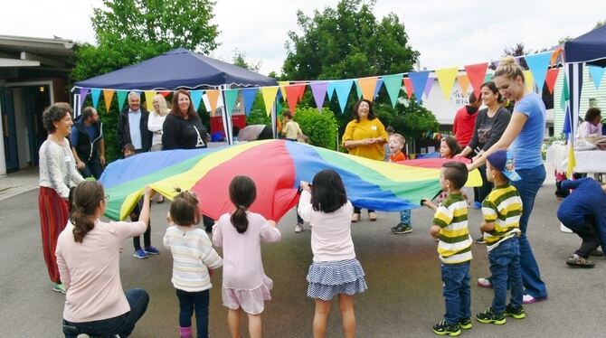 Am Spiel mit dem Regenbogentuch hatten nicht nur die kleinen Festgäste ihre helle Freude. FOTO: BÖHM