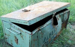 In dieser Kiste wurde die Leiche im Juli 2016 gefunden. Bis heute ist noch immer nicht klar, wer der tote Mann ist. Foto: Pol