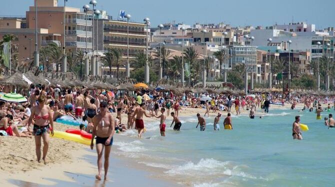 Urlauber tummeln sich am am Strand von Arenal auf Mallorca. Foto: Julian Stratenschulte/Archiv