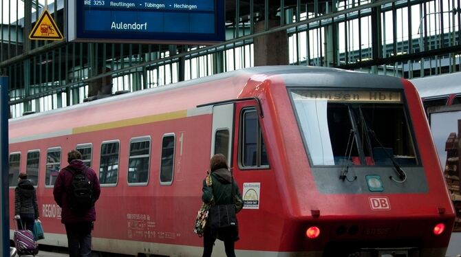 Ein Interregio-Express im Stuttgarter Hauptbahnhof.