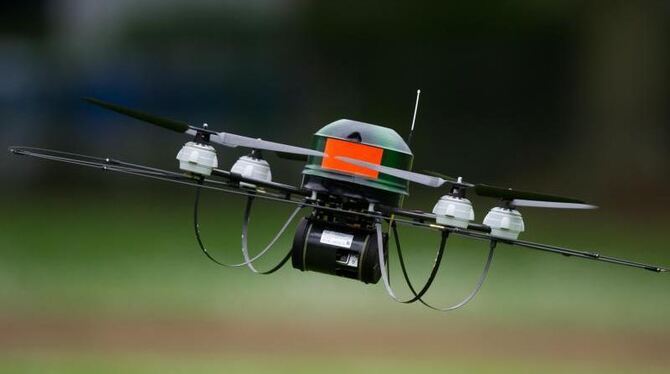 Drohnen bieten zwar Chancen für Logistik und Forschung, können aber Hunderte von Metern hoch fliegen und für Flugzeuge etwa b