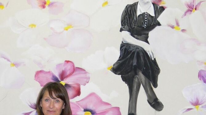 Malerei geht über in Gesticktes: Tanja Niederfeld vor ihrem Bild »Mimi«. FOTO: BÖHM