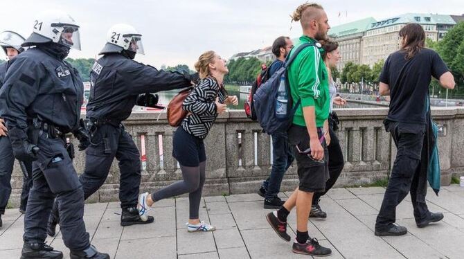 Polizisten hindern Aktivisten daran, sich in der »Roten Zone« zu versammeln. Foto: Markus Scholz