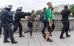 Polizisten hindern Aktivisten daran, sich in der «Roten Zone» zu versammeln. Foto: Markus Scholz