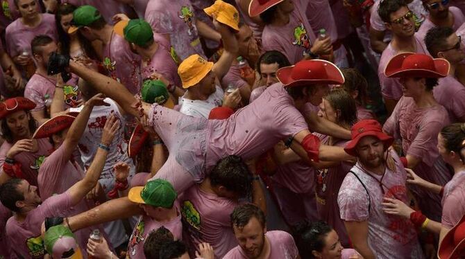 Ausgelassene Menschen feiern den Beginn des »Sanfermines«-Festes in Pamplona. Foto: Alvaro Barrientos