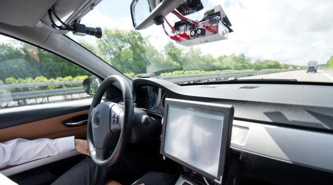 Ein Mitarbeiter von Bosch in einem Auto, das als Prototyp für autonomes Fahren genutzt wird. Foto: Daniel Naupold
