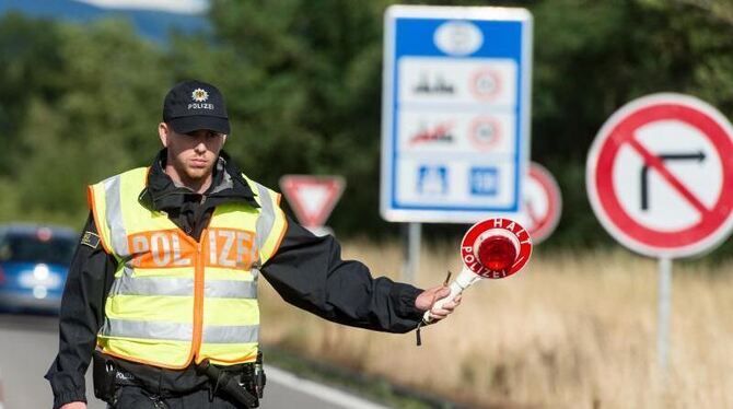 Polizist an deutsch-französischer Grenze. Bei den Grenzkontrollen im Vorfeld des G20-Gipfels haben die Sicherheitsbehörden of