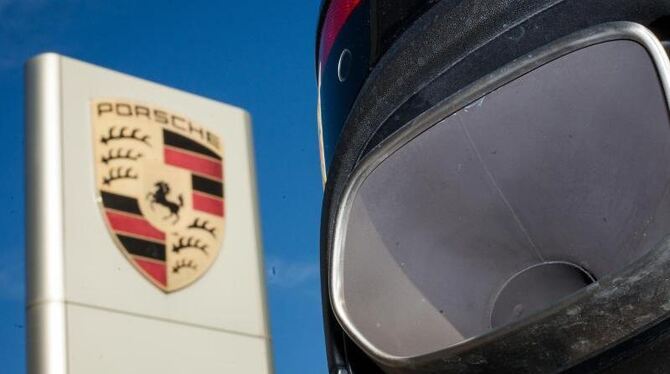 Auspuff eines Porsche Cayenne: Der Abgas-Skandal weitet sich auch auf Porsche aus. Foto: Christoph Schmidt