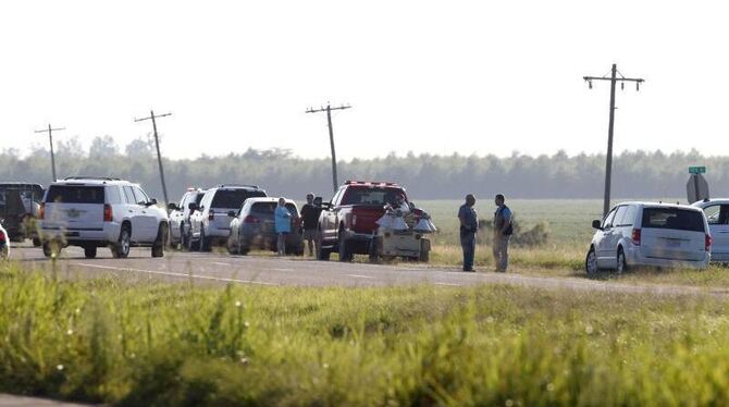 Rettungskräfte stehen am US-Highway 82, nachdem ein Militärflugzeug in der Nähe in ein Feld gestürzt ist. Foto: Andy Lo