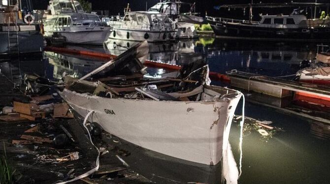 Die zerstörte Motorjacht »Gina« liegt halb versunken im Hafenbecken von Minden. Foto: Federico Gambarini