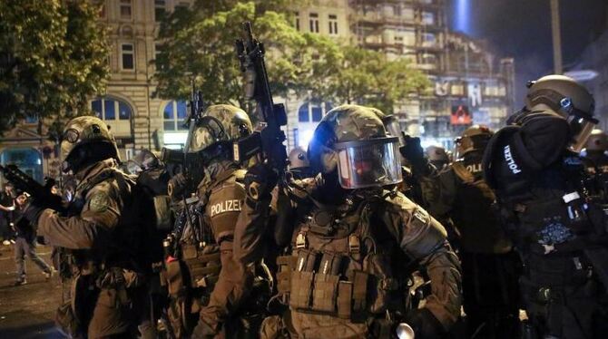 Spezialkräfte der Polizei gingen im Hamburger Schanzenviertel gegen extrem gewaltbereite G20-Gegner vor. Foto: Bodo Marks
