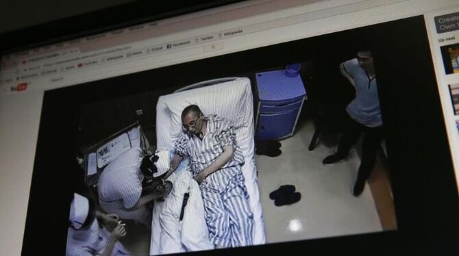 Das Videobild zeigt den chinesischen Friedensnobelpreisträger Liu Xiaobo in einem Krankenhaus in Peking. Foto: Andy Wong