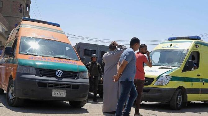 Ambulanzwagen am Ort eines Anschlags in der Nähe von Kairo. Foto: Amr Sayed/APA Images via ZUMA Wire