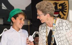 List-Schüler Arian Rutz übergibt OB Barbara Bosch den Schwörstab.