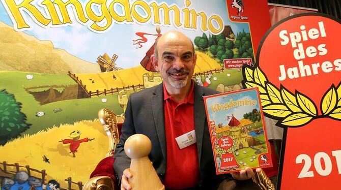 Spieleautor Bruno Cathala in Berlin mit seinem Gewinnerspiel »Kingdomino«. Foto: Wolfgang Kumm