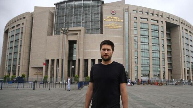 Andrew Gardner, Türkei-Experte von Amnesty International, vor dem Gerichtsgebäude in Istanbul. Foto: Lefteris Pitarakis/AP