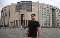Andrew Gardner, Türkei-Experte von Amnesty International, vor dem Gerichtsgebäude in Istanbul. Foto: Lefteris Pitarakis/AP
